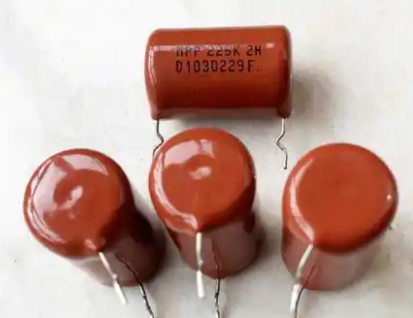除了溫度，還有哪些因素會影響聚丙烯薄膜電容的性能?